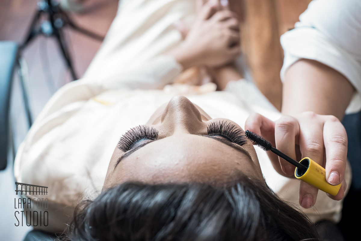 Noiva passando o rímel no making of no Vale dos Sonhos