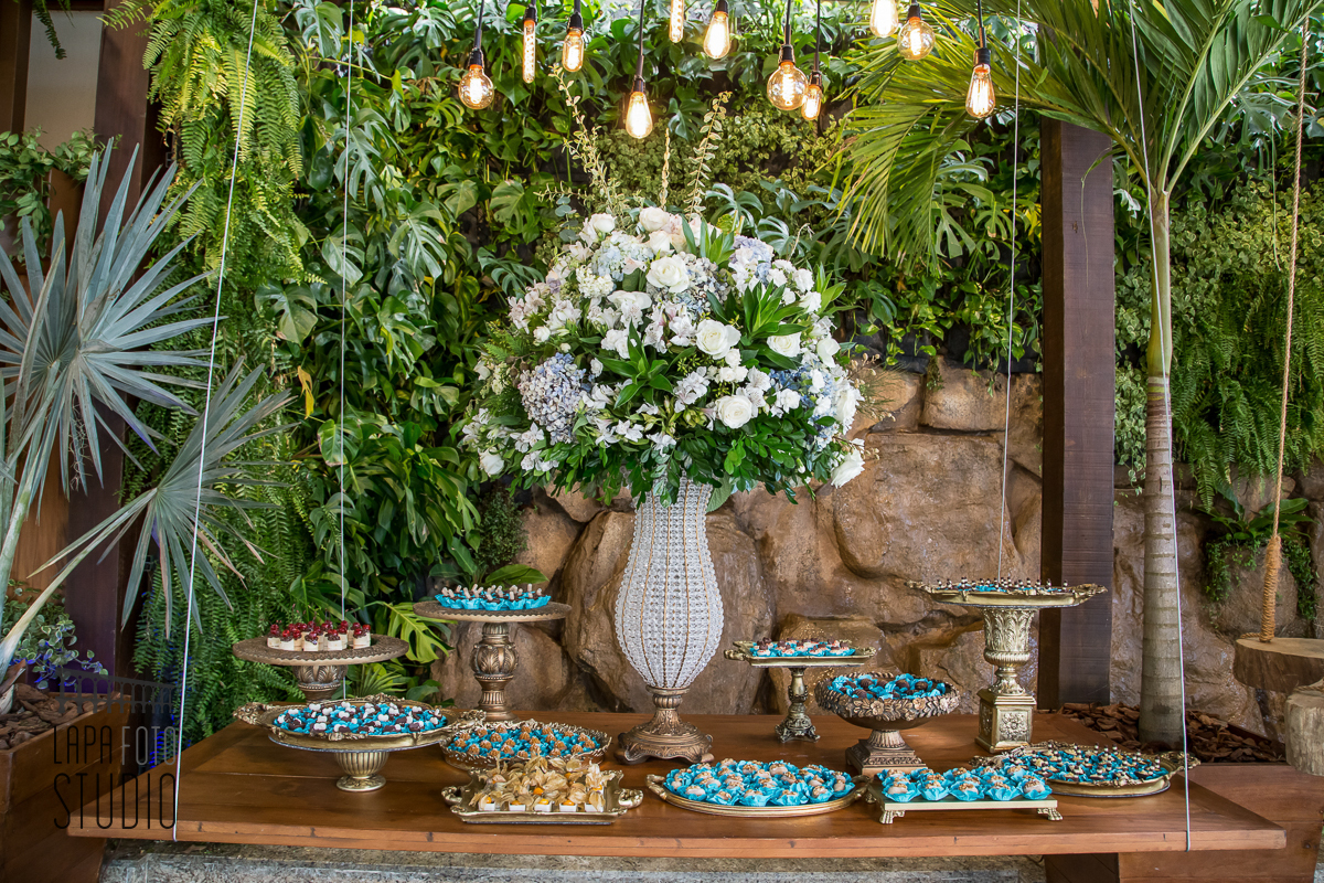 Mesa de doces decorada para festa de casamento no vale dos sonhos
