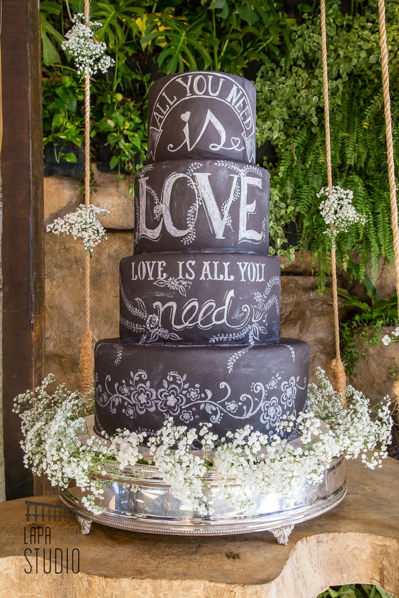 Bolo negro imitando quadro negro no vale dos sonhos