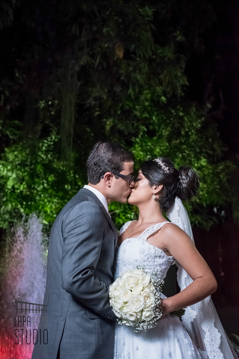 Beijo do casal durante ensaio após a cerimônia no vale dos sonhos