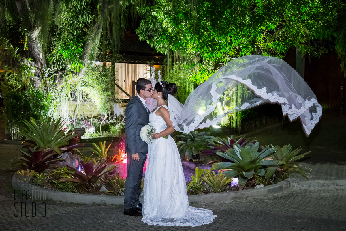 Foto do véu voando durante ensaio do casal no vale dos sonhos
