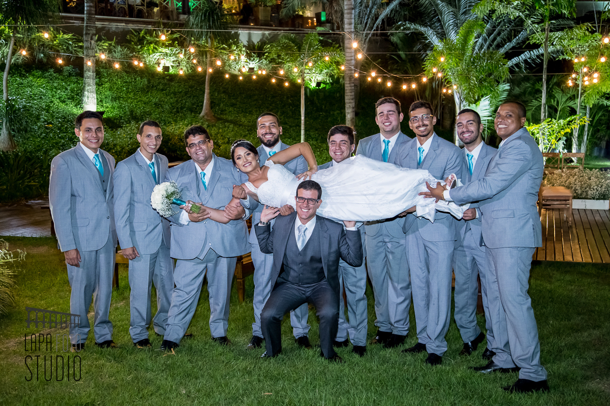 Noivos com os padrinhos de cinza  durante sessão de fotos posadas do casamento