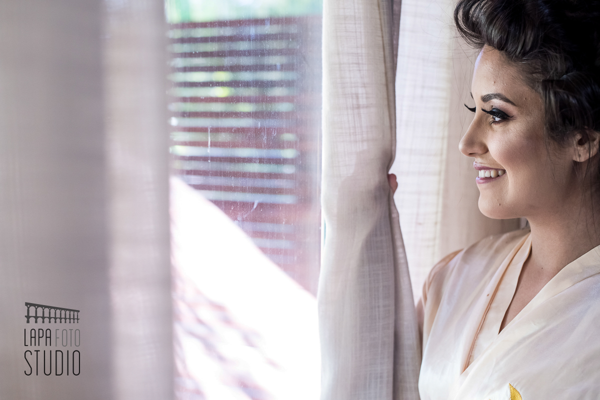 Noiva emocionada observando o local da cerimônia de casamento no Vale dos Sonhos