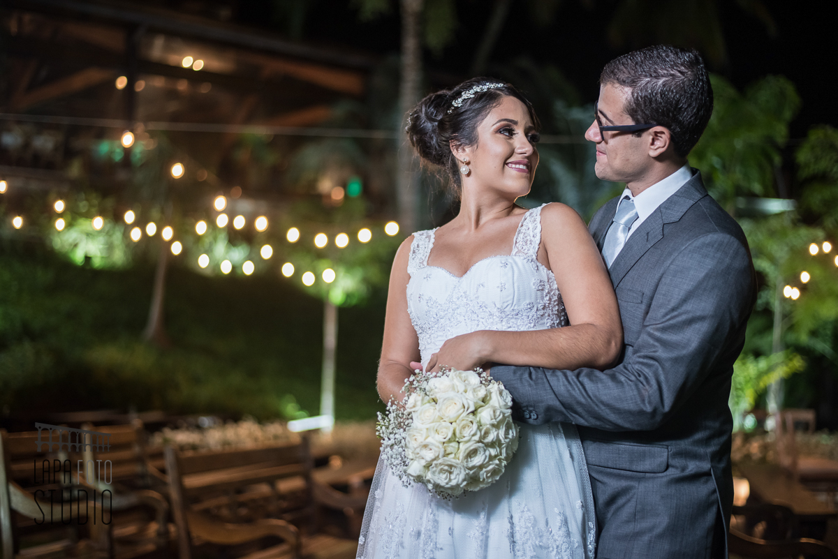 Casal com olhar apaixonado no ensaio pós cerimônia de casamento no vale dos sonhos