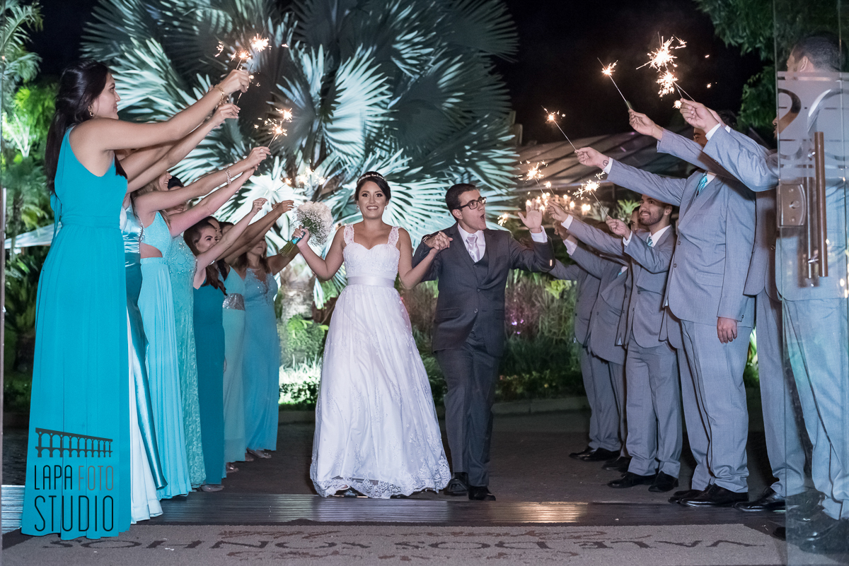 Noivos entrando na festa com corredor de sparkles no vale dos sonhos