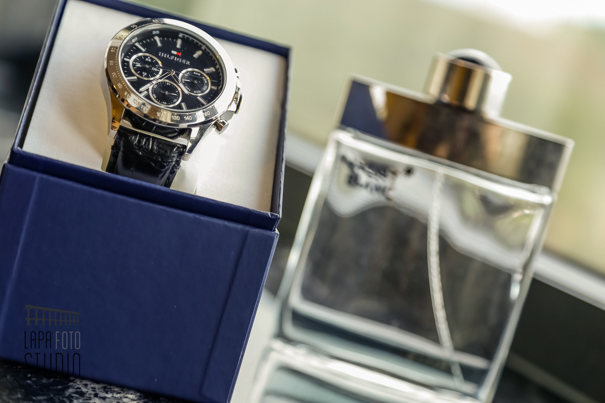 Perfume e relógio do noivo no making of dele