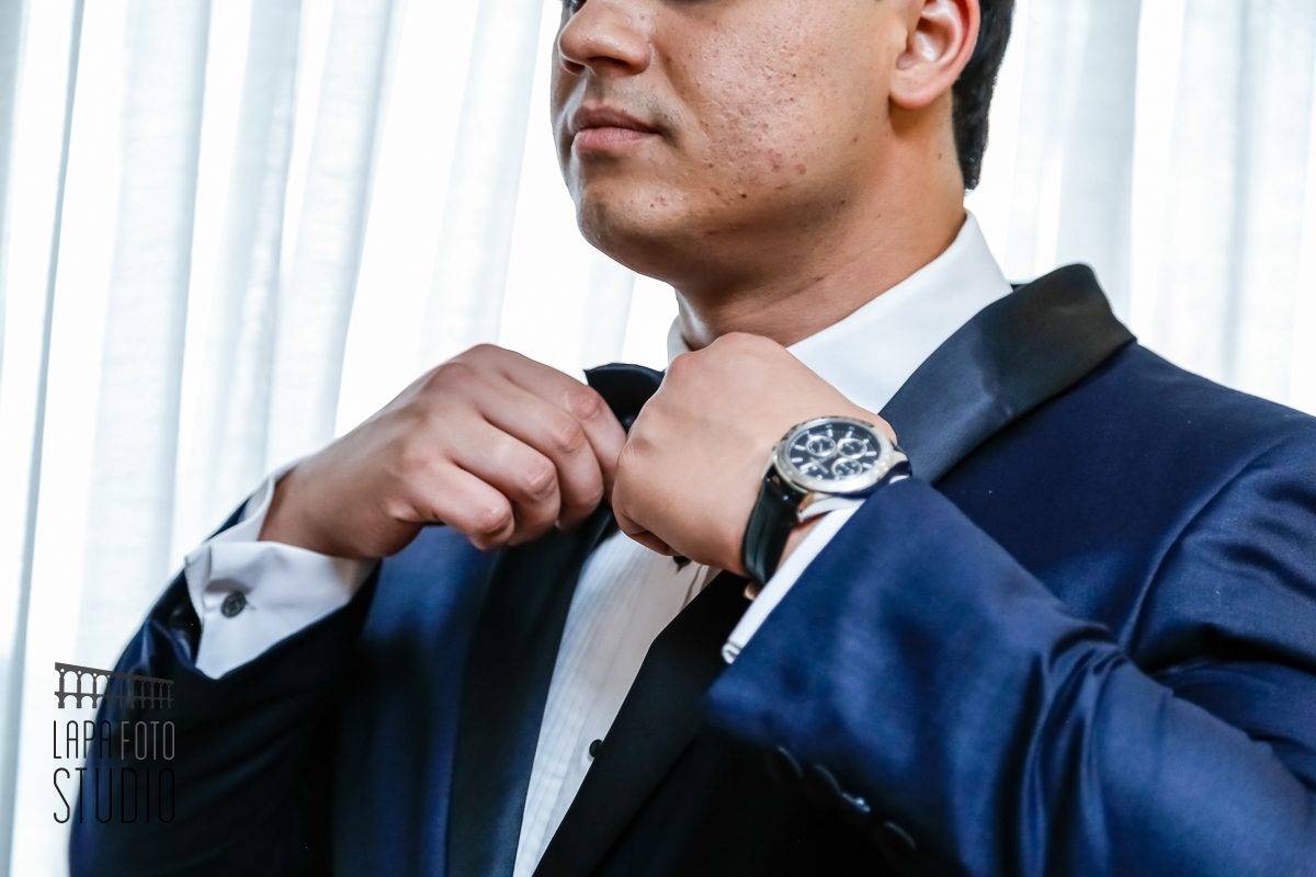 Noivo ajeita a gravata borboleta no making of