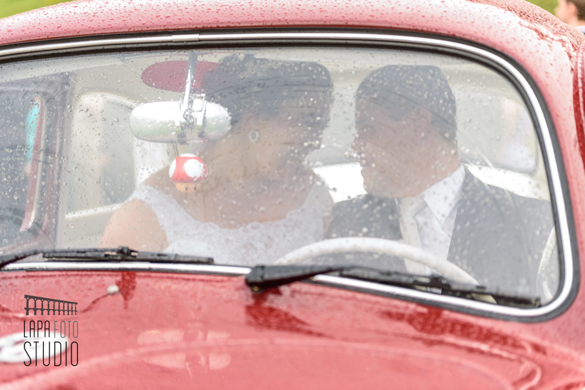 Noiva com seu pai dentro do fusca antes da cerimônia