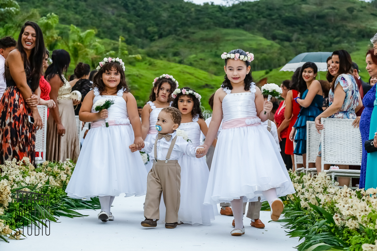 Daminhas e pajens entram na cerimônia no água santa eventos