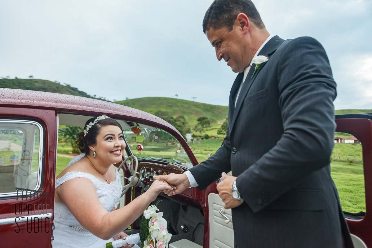 Pai tira a noiva do carro no dia do casamento