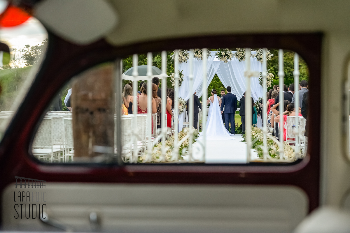 Cerimônia do casamento vista por dentro do carro em juiz de fora