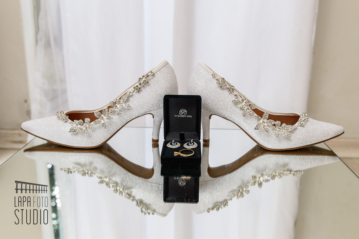 Sapatos e brincos da noiva