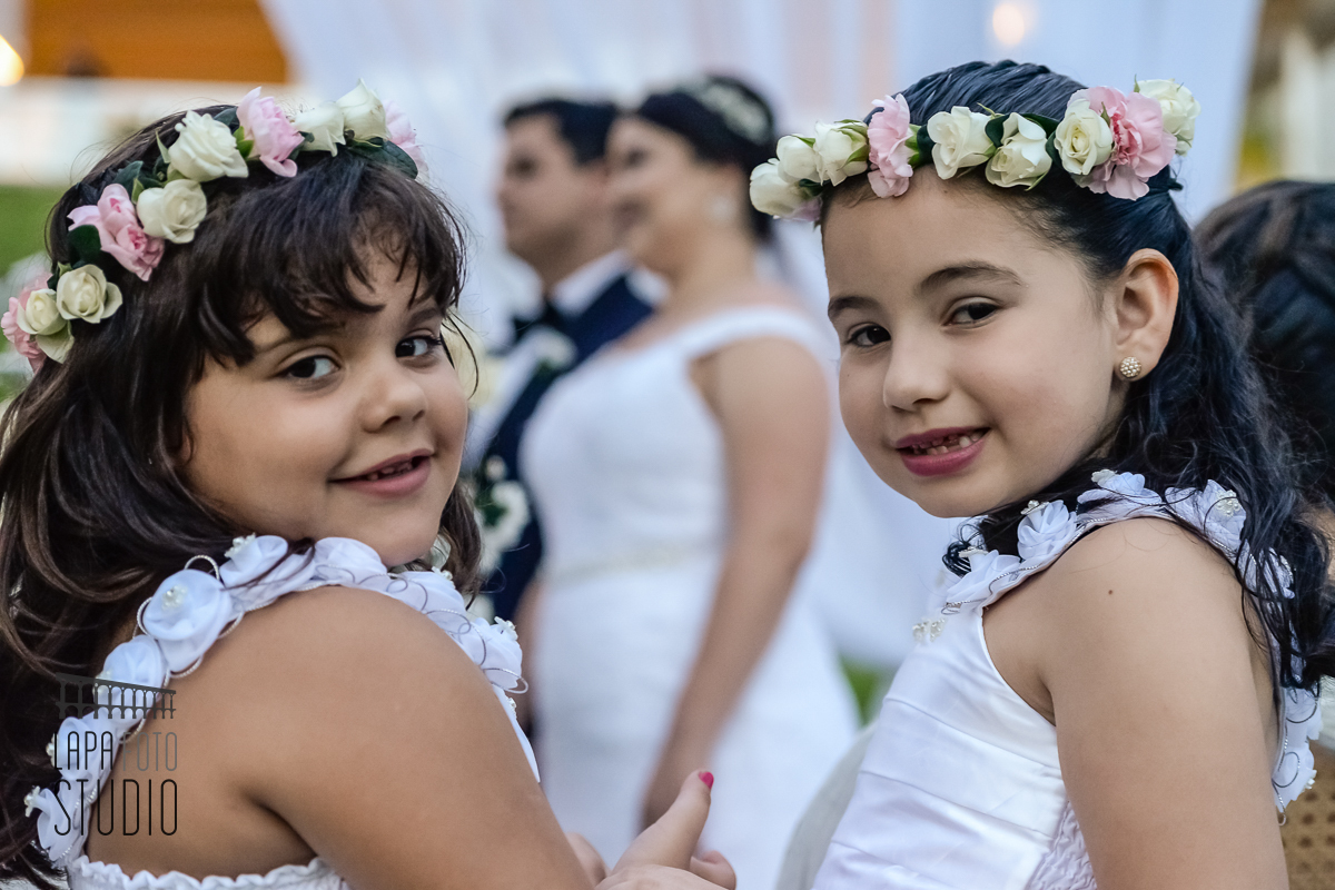 Daminhas sorriem para a foto durante a cerimônia de casamento em Minas Gerais