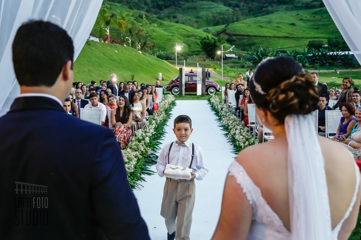 Pajem trás as alianças durante casamento em Juiz de Fora