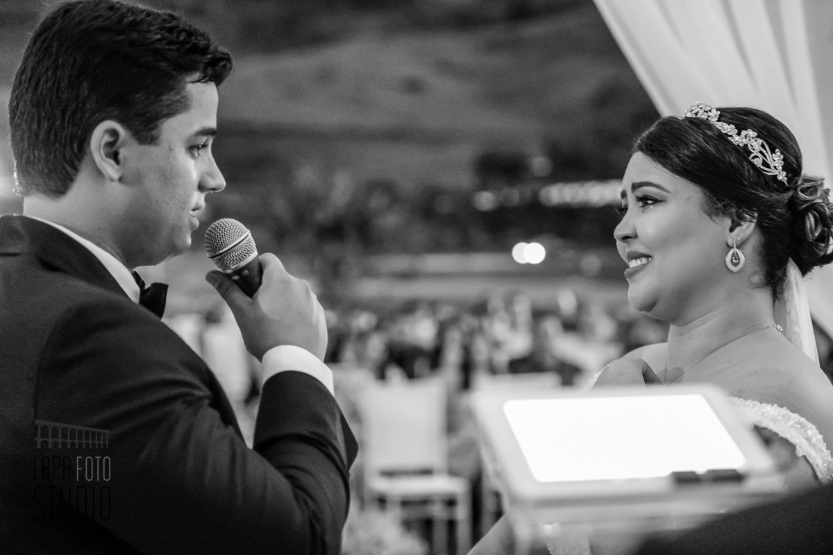 Foto em preto e branco do olhar dos noivos durante os votos na cerimônia de casamento