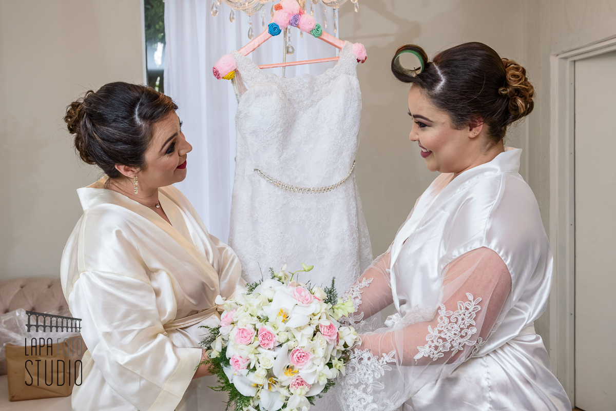 Olhar da noiva e sua mãe no dia do making of em minas gerais