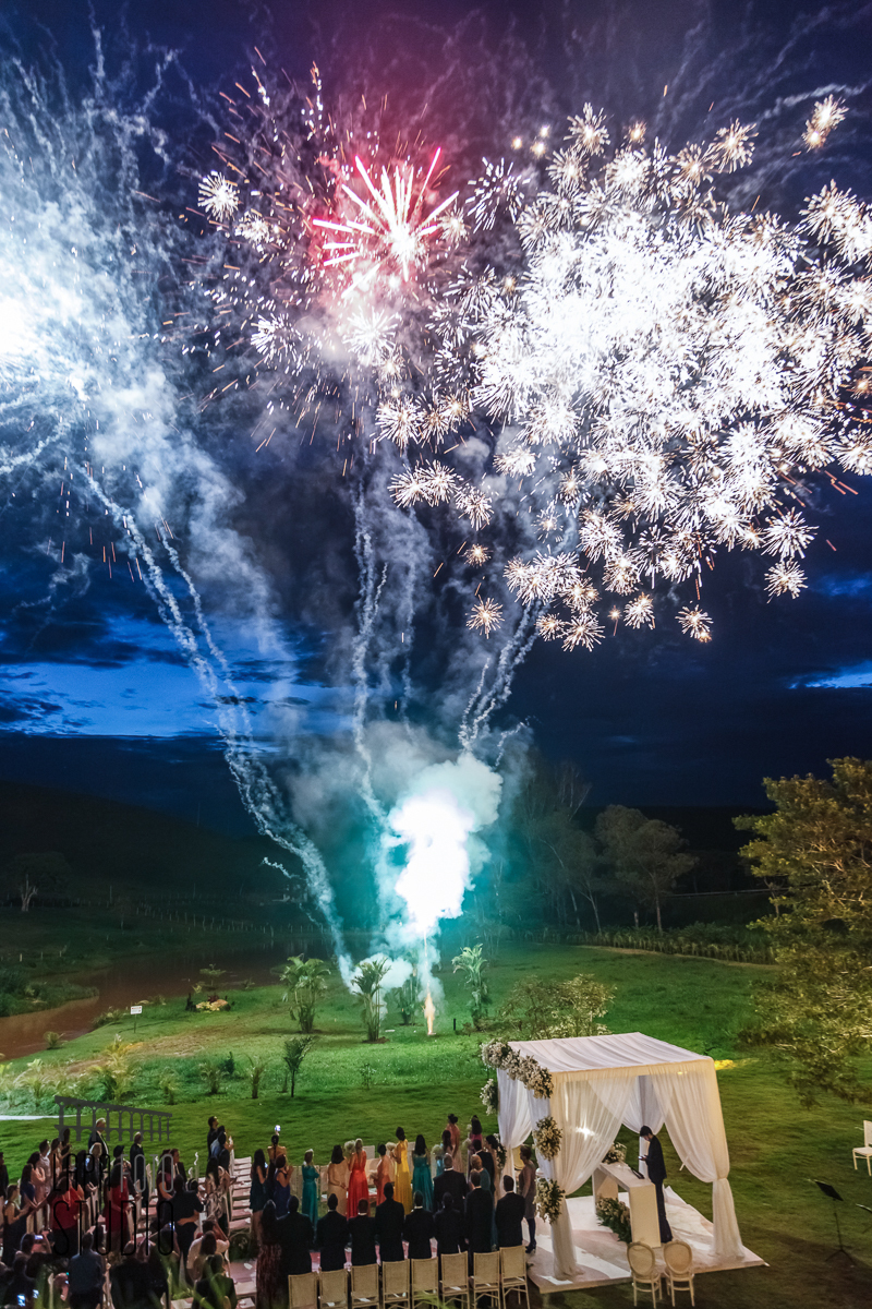 Queima de fogos após a cerimônia de casamento