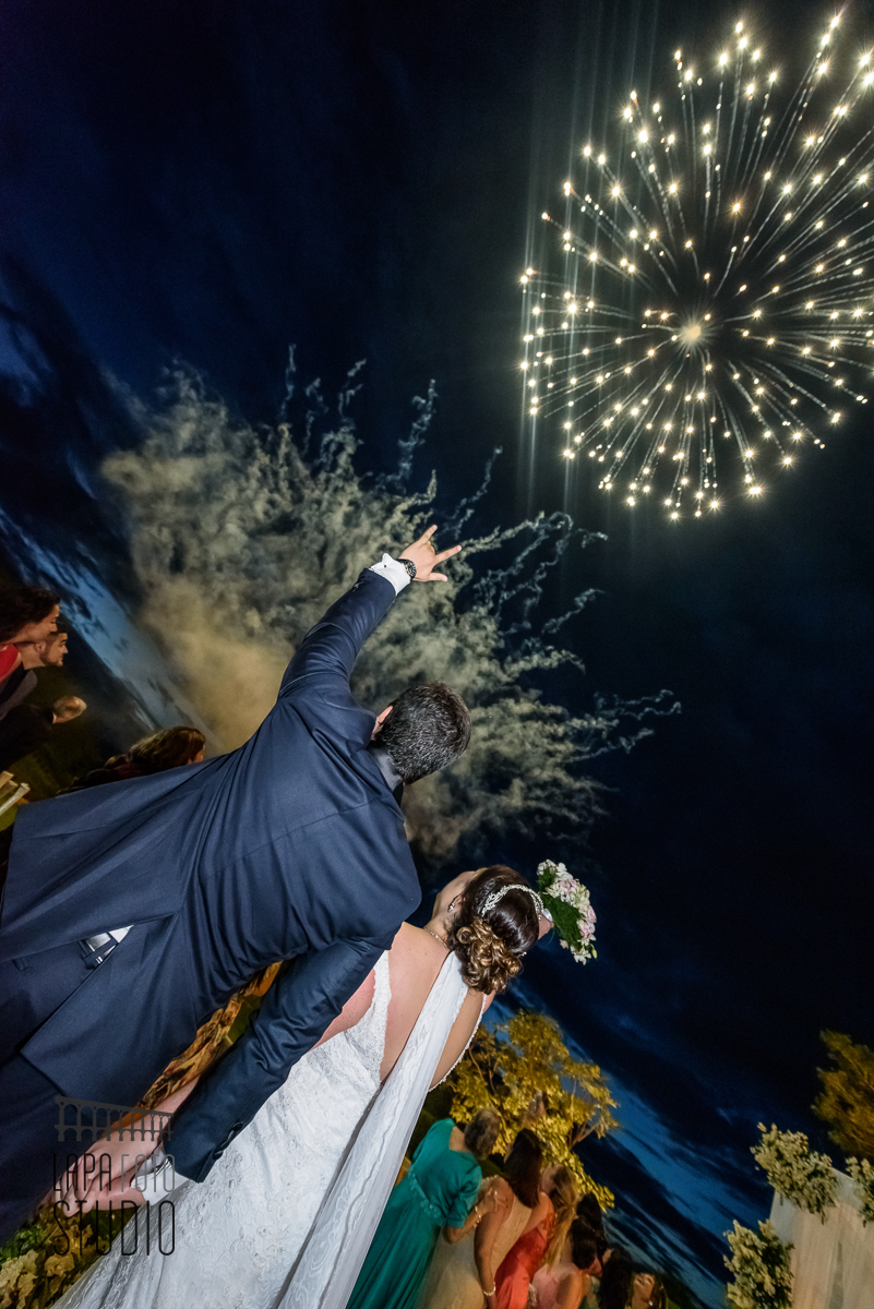 Noivo comemoram a saída da cerimônia de casamento com queima de fogos