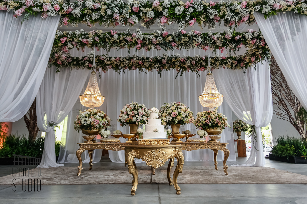 Mesa do bolo decorada para casamento no água santa eventos