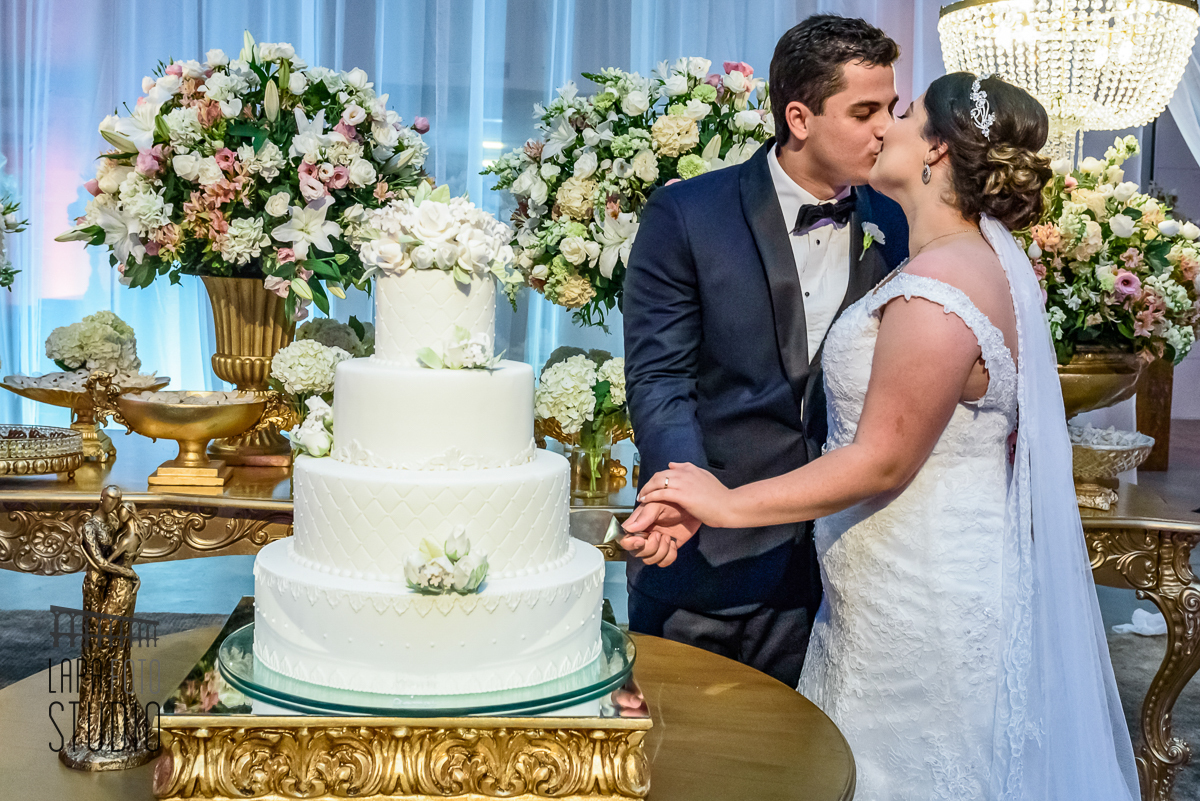 Corte do bolo do casal após a cerimônia de casamento