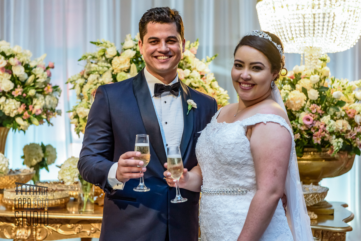 Brinde do casal durante ensaio após a cerimônia de casamento