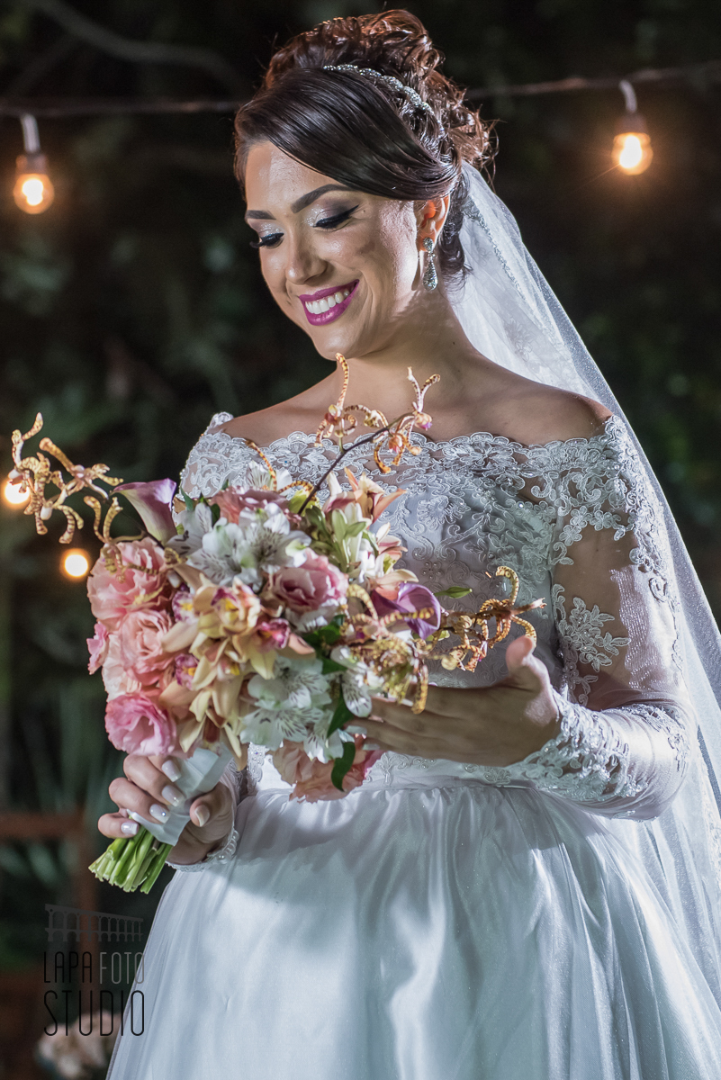 Noiva admirando seu buquê no jardim espaço jardins do Vale dos Sonhos