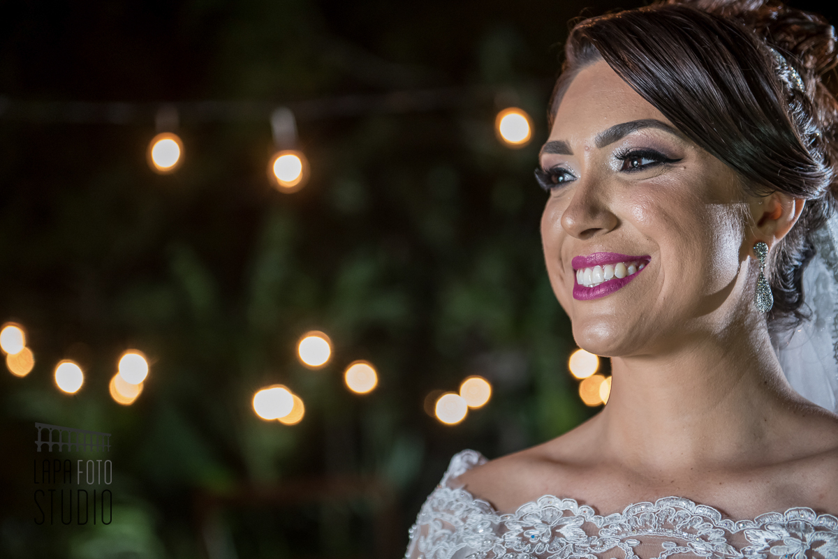 Sorriso da noiva mostrando a make no espaço jardins do Vale dos Sonhos