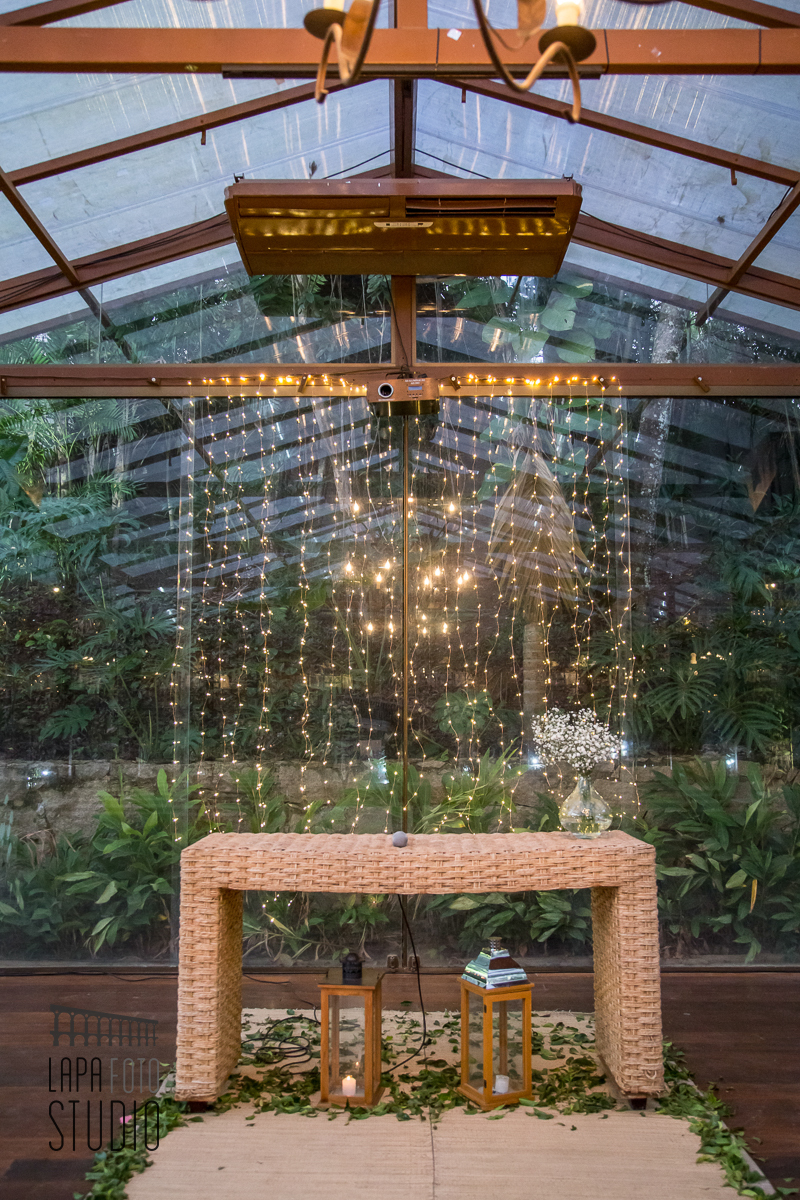 Altar do espaço interno da cerimônia no espaço jardins do Vale dos Sonhos