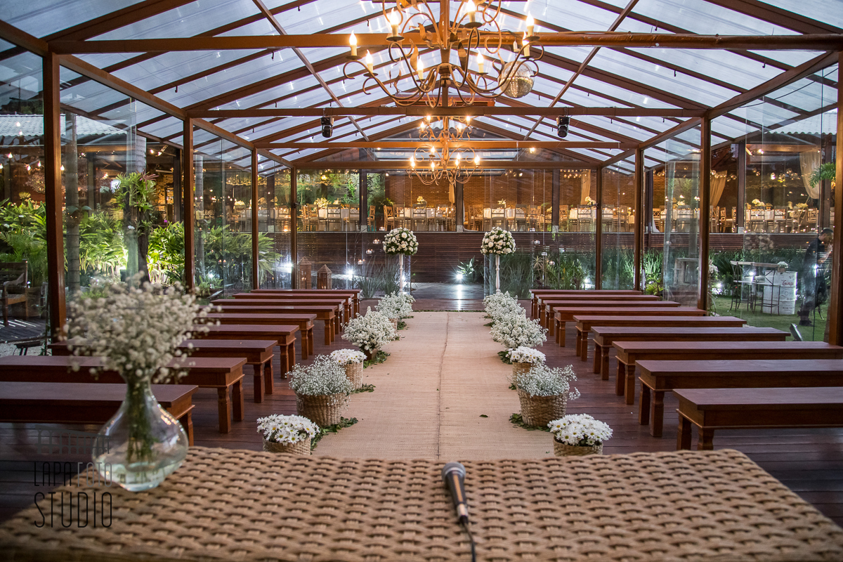 Panorâmica da área da cerimônia interna no espaço jardins do Vale dos Sonhos