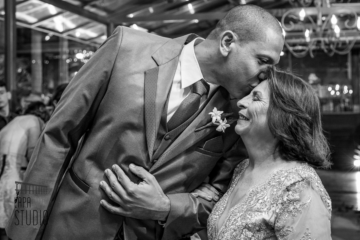 Noivo beija a mãe após sua entrada na cerimônia de casamento no Vale dos Sonhos