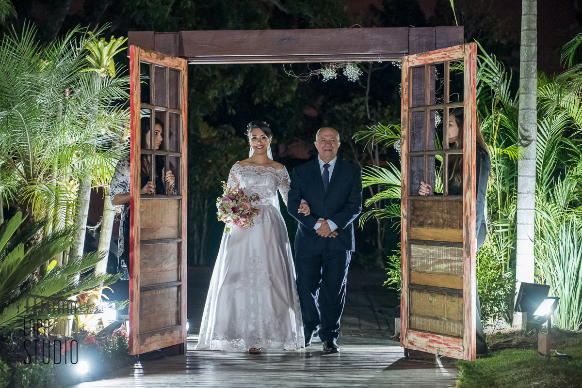 Noiva passa pelo portal do espaço jardins do Vale dos Sonhos