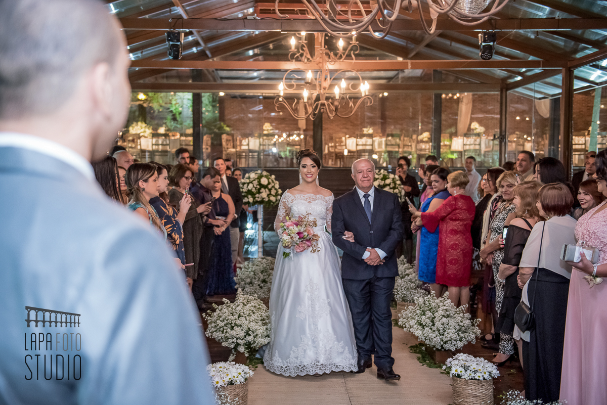 Perspectiva do noivo vendo a noiva entrar na cerimônia no vale dos sonhos