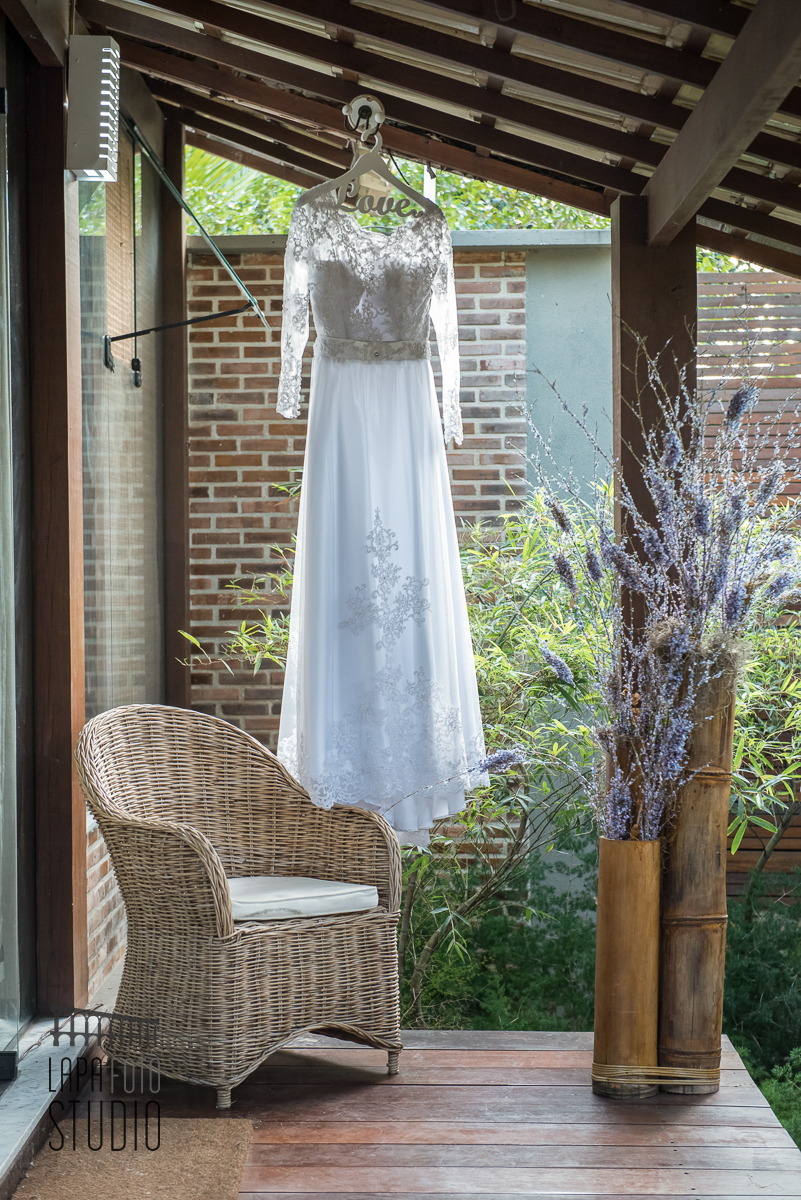 Vestido pendurado na varanda do Espaço Jardins do Vale dos Sonhos