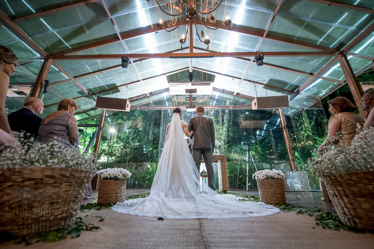Panorâmica durante a cerimônia com os noivos de costas no vale dos sonhos