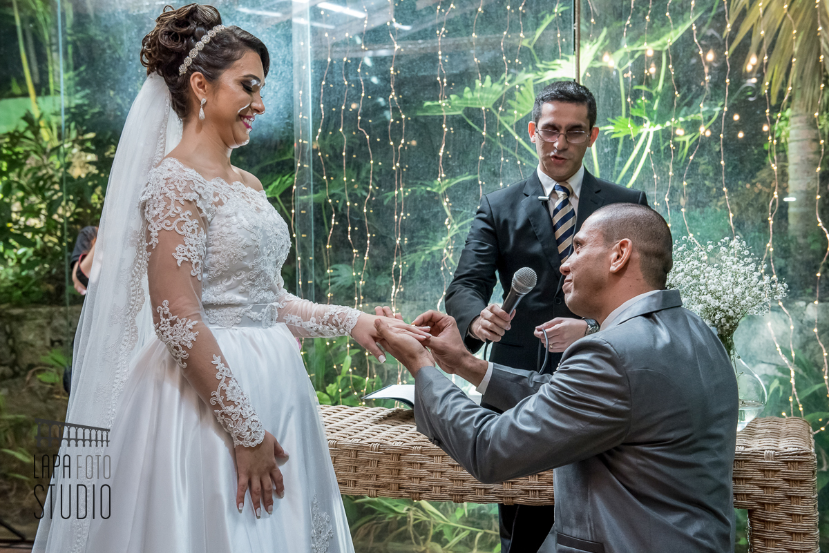 Noivo se ajoelha e coloca aliança na noiva durante cerimônia no vale dos sonhos