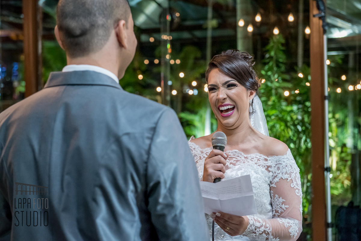 Noiva gargalha durante seus votos na cerimônia no vale dos sonhos