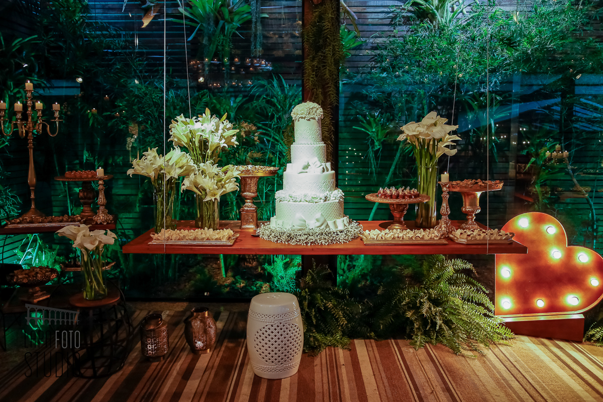 Mesa do bolo decorada no espaço jardins do Vale dos Sonhos