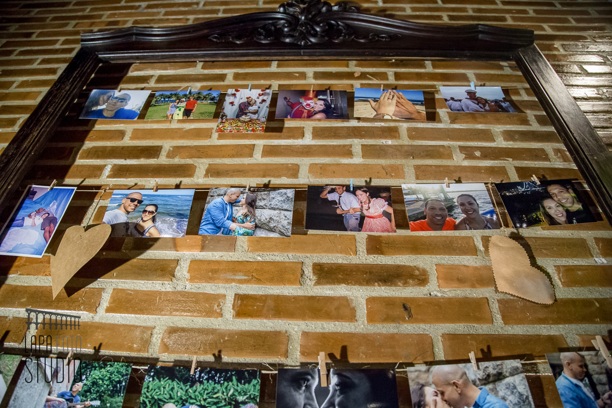 Painel de fotos dos noivos decorando o espaço jardins do Vale dos Sonhos