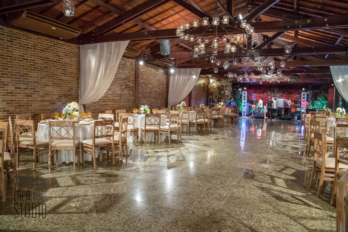 Panorâmica do salão decorado para festa de casamento no espaço jardins do Vale dos Sonhos