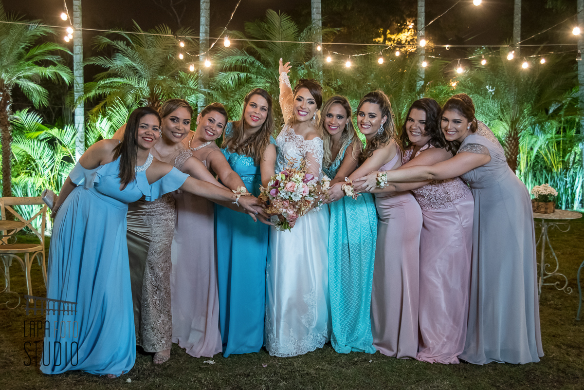 Noiva segura o buquê junto com as madrinhas nas fotos posadas no vale dos sonhos