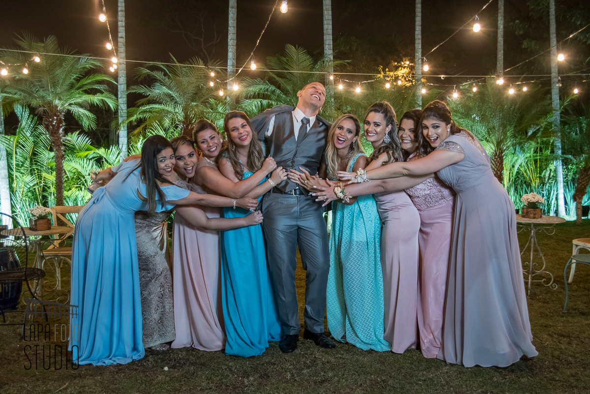 Noivo é agarrado pelas madrinhas nas fotos posadas no vale dos sonhos