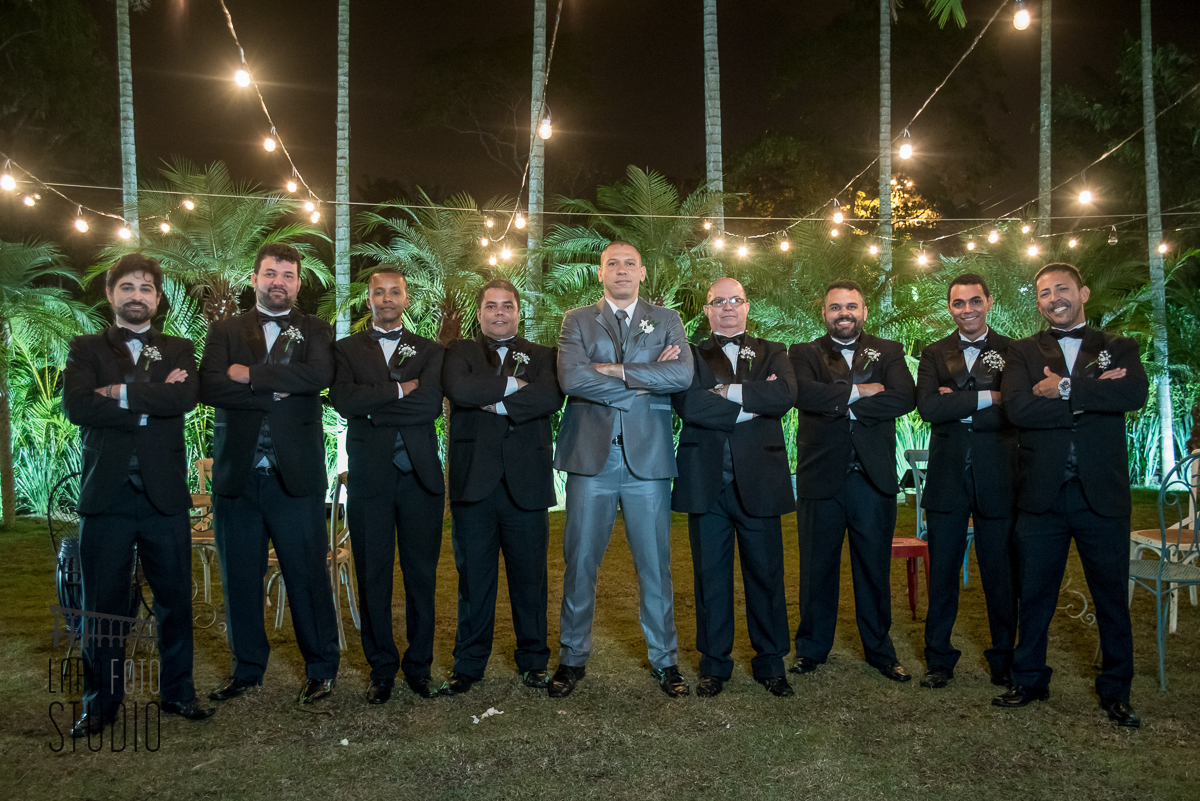 Noivo e padrinhos de braços cruzados nas fotos posadas no vale dos sonhos