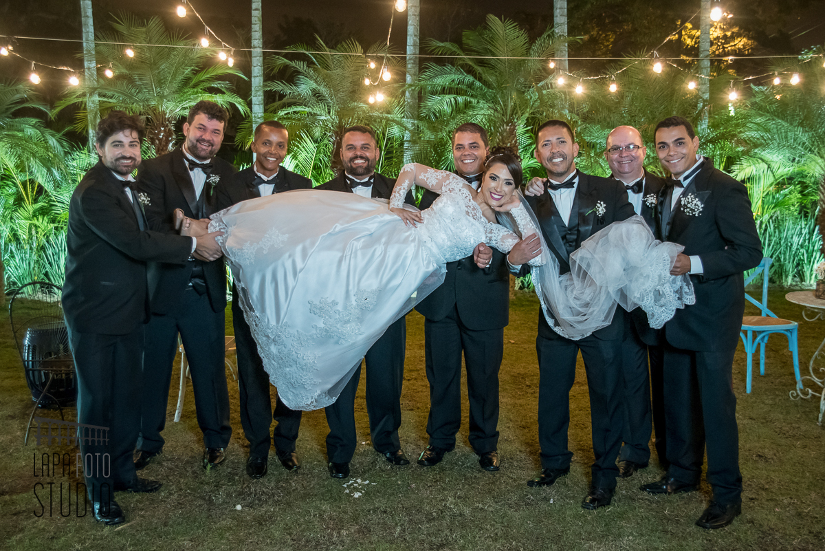 Padrinhos carregam a noiva no colo durante sessão de fotos posadas no vale dos sonhos