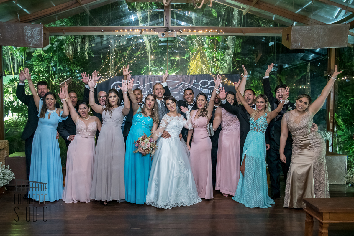 Padrinhos e madrinhas comemoram junto com os noivos logo após o casamento no vale dos sonhos