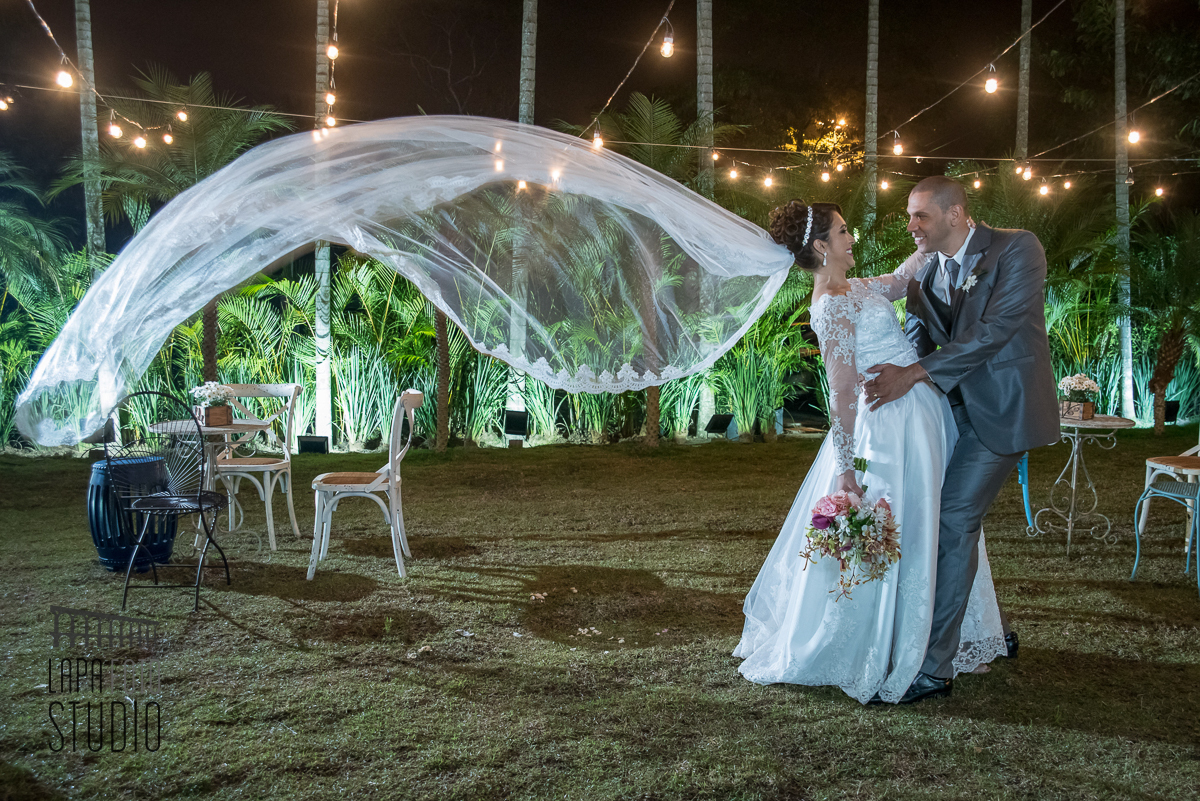 Véu voando no ensaio do casal pós cerimônia no espaço jardins do vale dos sonhos