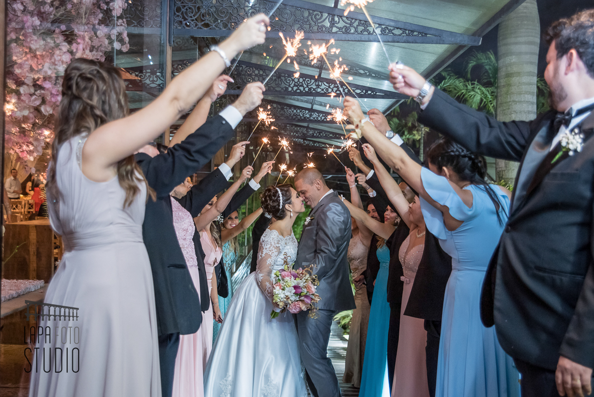 Noivos entram na festa pelo corredor de sparkles no espaço jardins do vale dos sonhos