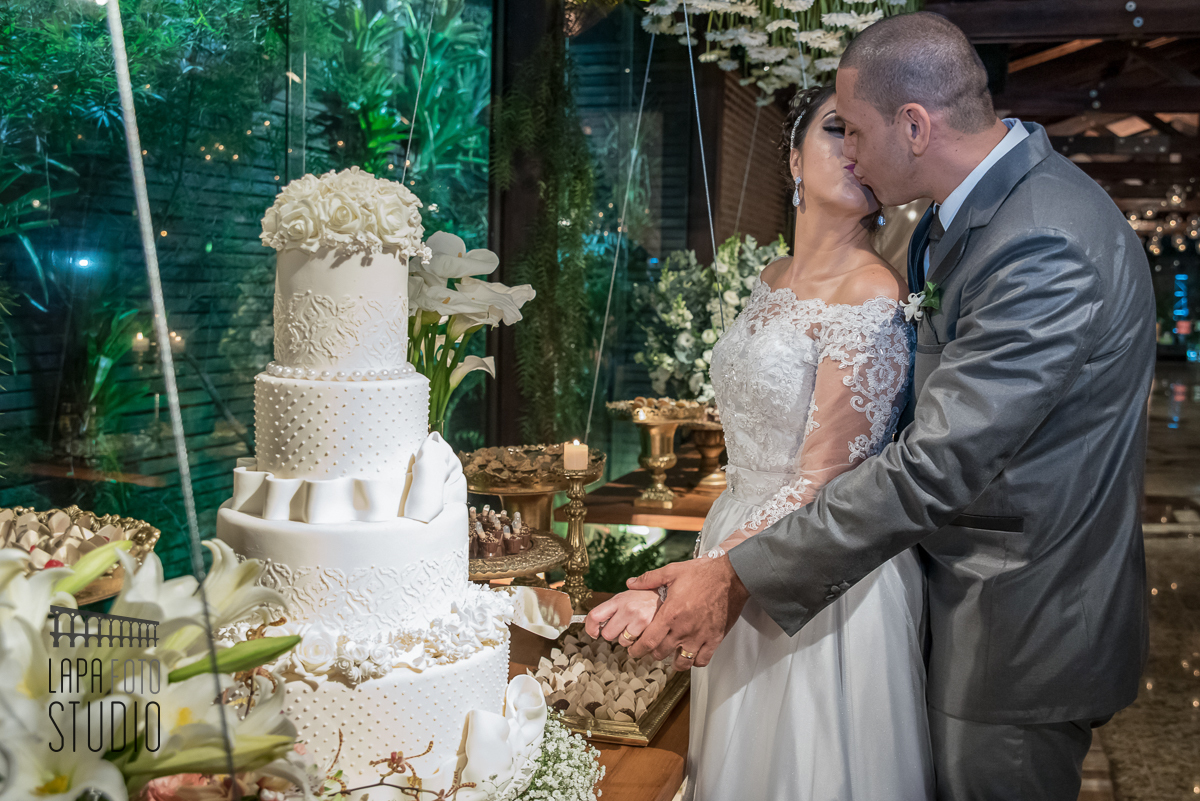 Casal fazendo o corte do bolo logo após o casamento no vale dos sonhos