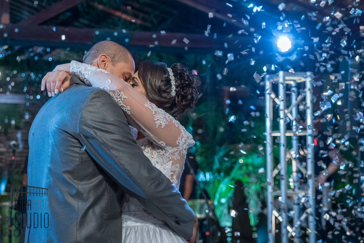 Casal se beija na pista durante primeira dança do casal no vale dos sonhos