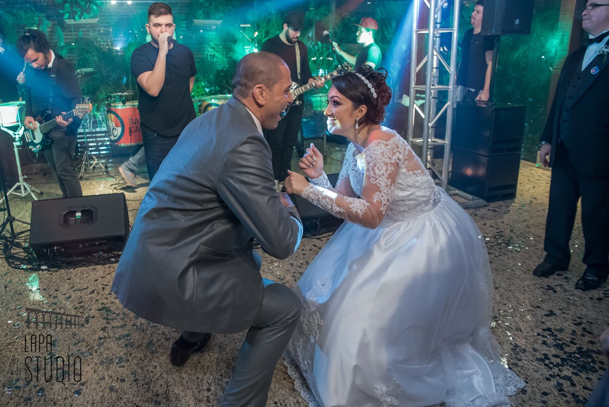 Noivos descem até o chão na pista de dança durante o casamento