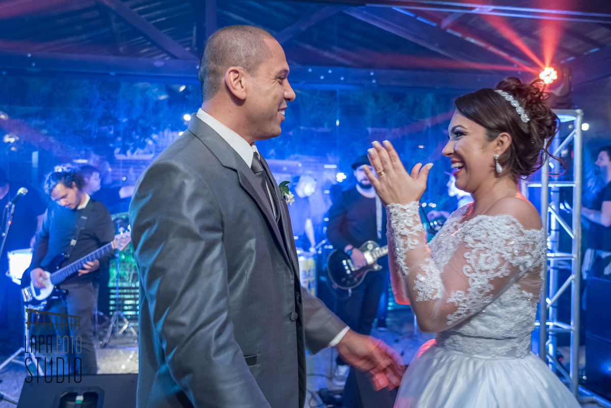 Noiva sorri para o noivo na pista de dança do casamento no vale dos sonhos